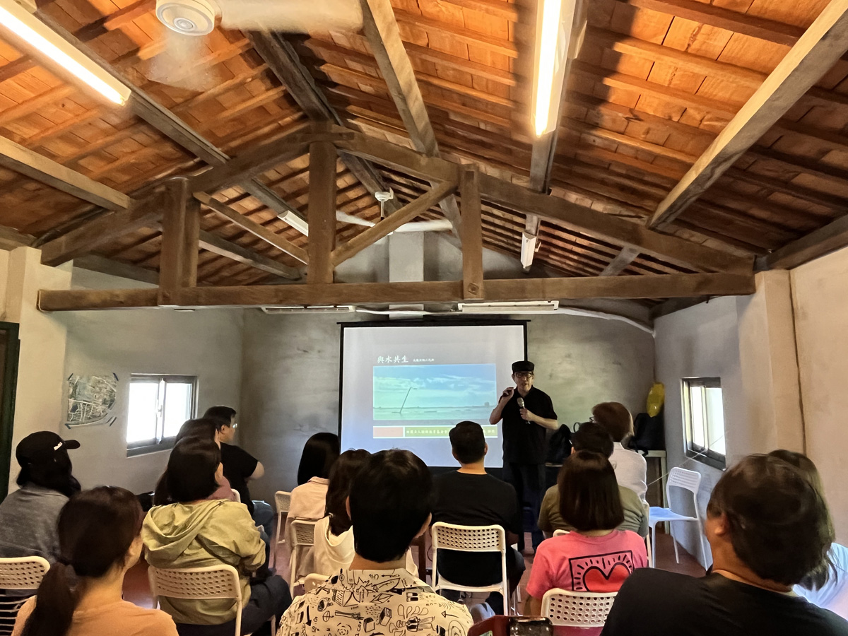 Executive Director Hong shared insights from over a decade of community engagement, recounting the Cheng Long Wetlands' history and the community's environmental adaptation journey