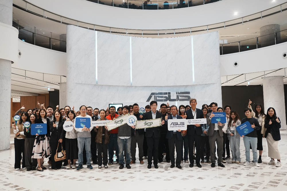 Group photo of Taiwan Climate Partnership members in the corporate headquarters lobby.